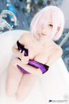 Gái xinh cosplay trong bồn tắm