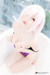 Gái xinh cosplay trong bồn tắm