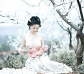 Chụp ảnh nude ở vườn đào em mẫu ảnh vú to tròn