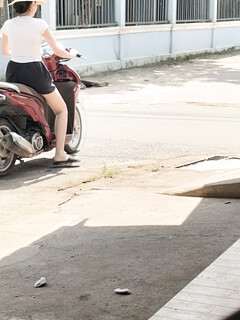 Em thì qua ban ngày ,chị thì hẹn tối