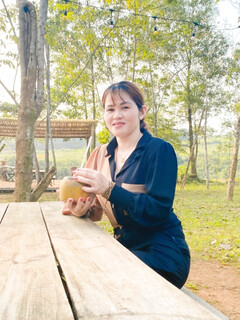Lê Huyền khoe vú