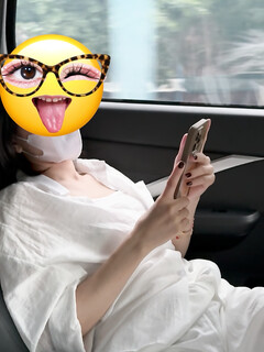 Mò vú bạn thân trên taxi